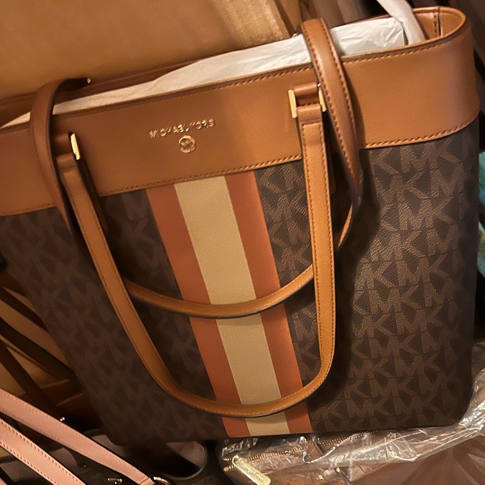 New with Tags!  Lrg Michael Kors Tote. Smoke free and pet free home